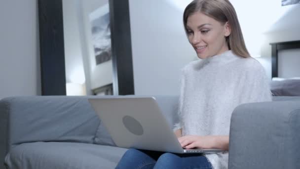 Chat de vídeo on-line no laptop por mulher casual — Vídeo de Stock