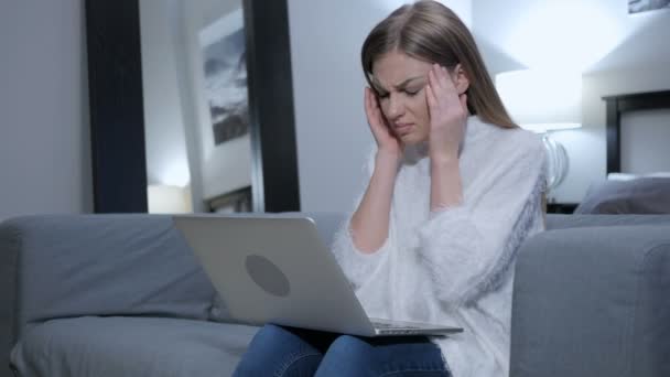 Fáradt asszony ült, fejfájás, fájdalom — Stock videók