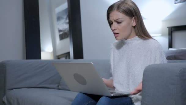 Frau traurig über Misserfolg, arbeitet am Laptop — Stockvideo