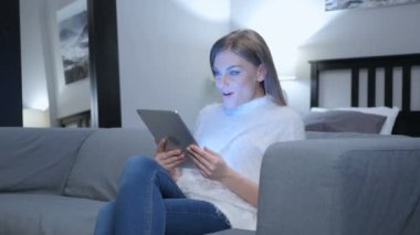 Evde tablet kullanarak, merak hayran kadın