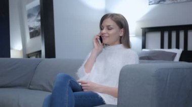 Kadın evde kanepede oturan, Evet