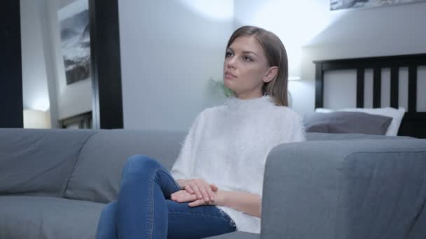 Nő ül a kanapén, a hálószobában — Stock videók