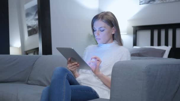 Reazione alla perdita da parte della donna utilizzando Tablet in camera da letto — Video Stock