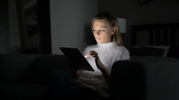 Женщина с помощью планшетного компьютера ночью — стоковое видео