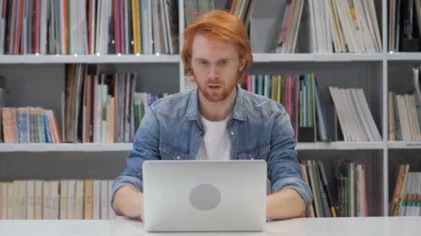 Homem animado comemorando o sucesso, trabalhando no laptop — Vídeo de Stock