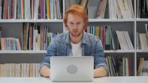 Perdita, uomo frustrato che lavora sul computer portatile — Video Stock