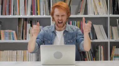 Kızıl saçlı adam iş ofis, çığlık öfkeli bağırıyor