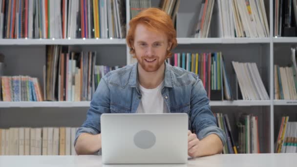Online Video sohbet etmek üstünde Laptop iş başında — Stok video