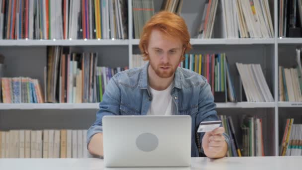 Succesvolle Online Betaalmethode per roodharige Man in kantoor — Stockvideo
