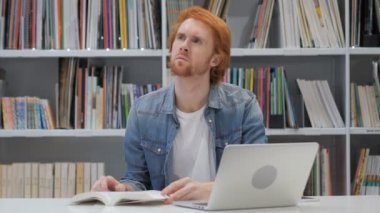 Penisve Kızıl saçlı adam okuma kitabı iş başında