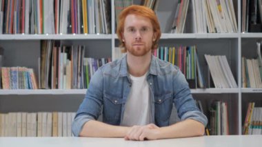 Adam kırmızı tüyler ile gülümseyen portresi