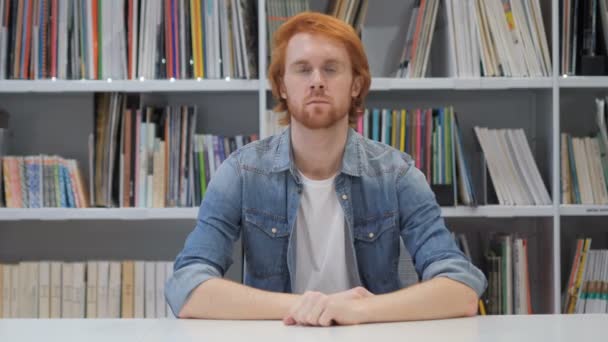 Портрет серйозна людина з червоні волосся — стокове відео