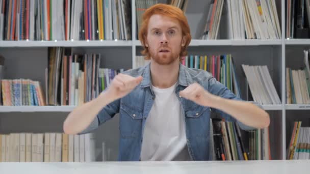仕事、両方の手で男の親指 — ストック動画