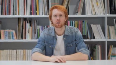 Ofiste jest Kızıl saçlı sakallı adam tarafından aramak