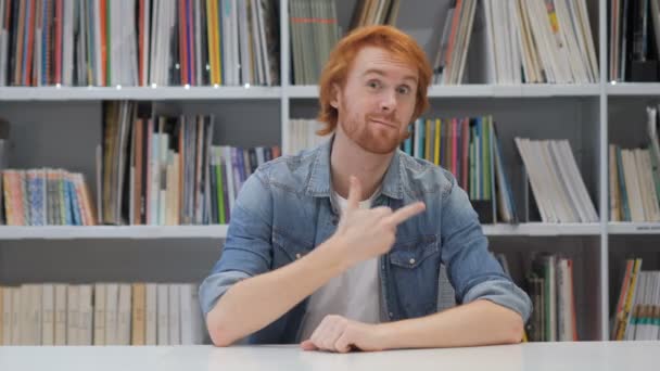 Middelste vinger door Redhead Designer Man in Office — Stockvideo