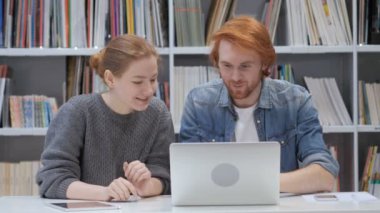 Heyecanlı erkek ve kadın ofiste iş başarı için tepki