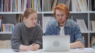 Genç takım arkadaşları üzgün başlangıç proje hatasından sonra