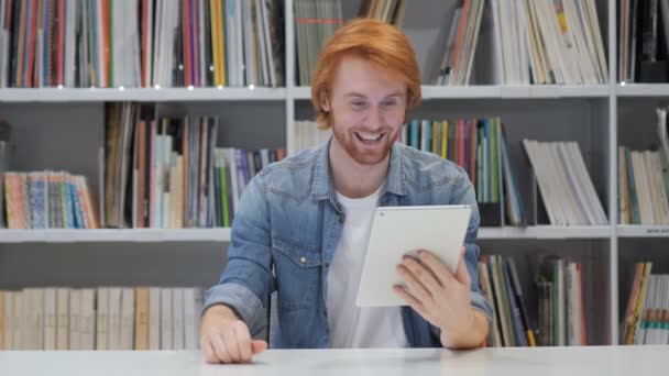 A tabletta, vörös hajú ember Online Video Chat — Stock videók