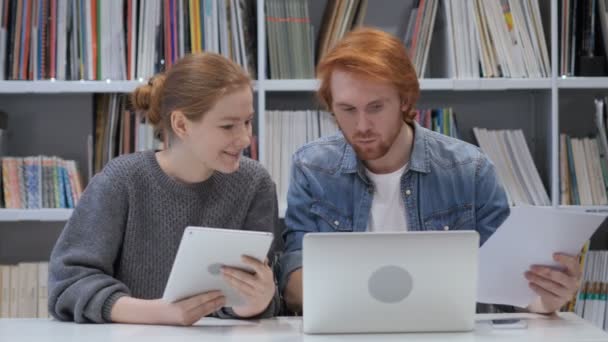 Творчий колектив молодих надає розмову в офіс для роботи — стокове відео