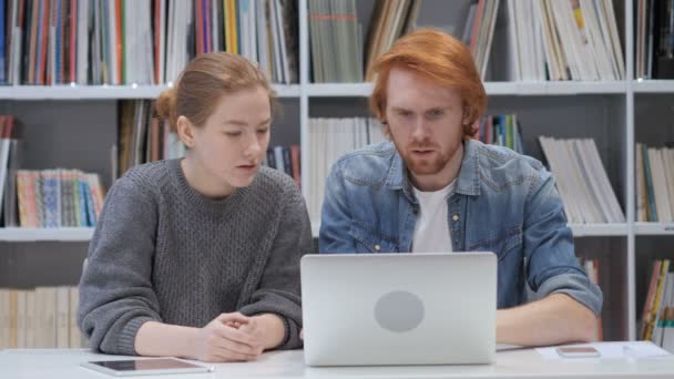 Ung Man och kvinna reagerar på förlust av affärer i Office — Stockvideo