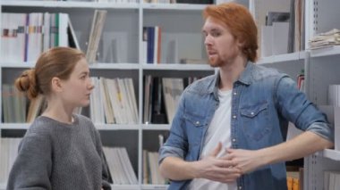 İş yerinde genç kadınla tartışırken fikir yaratıcı bilge adam
