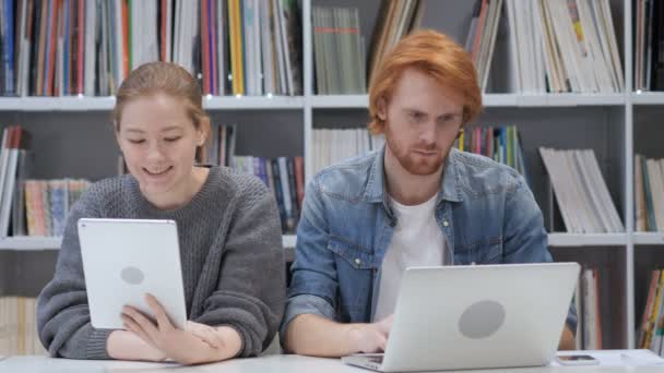 Wideo czat online przez młodych kolegów w pracy, mężczyzna i Kobieta — Wideo stockowe