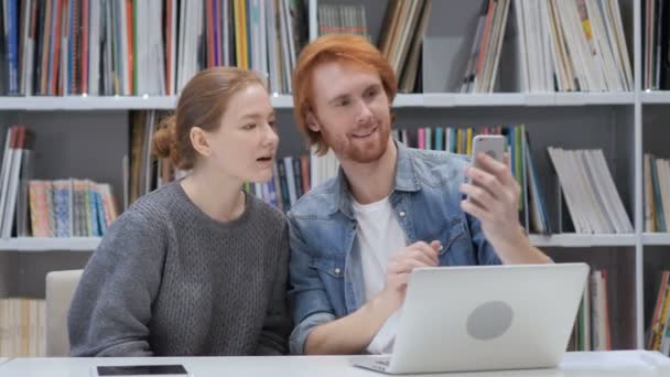 Homem e mulher tomando selfie no trabalho, equipe de negócios bem sucedida — Vídeo de Stock