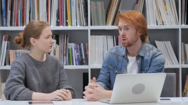 Hombre triste hablando con una amiga, discutiendo problemas, tragedia — Vídeo de stock