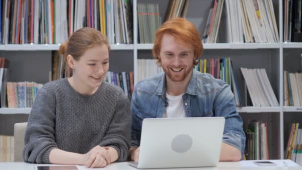 Online Video Chat pár, spoluhráči na přenosný počítač v kanceláři — Stock video