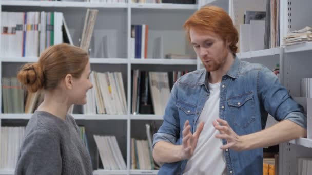 Membres heureux de l'équipe Parler pendant la pause au travail, Discuter — Video