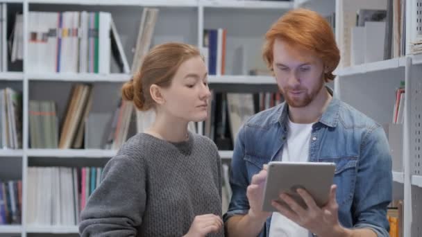빨간 머리 남자와 여자로 태블릿에 온라인 비디오 채팅 — 비디오