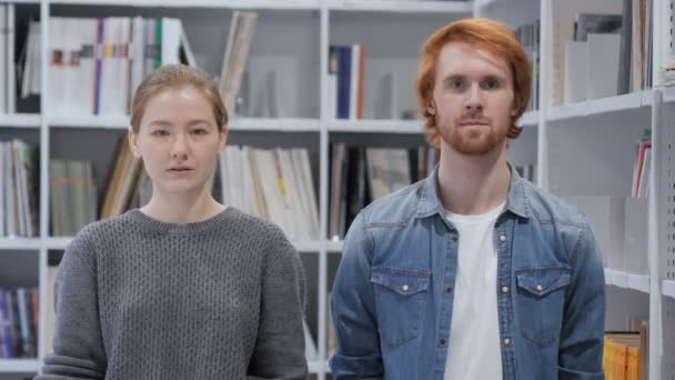 Portrait de jeune homme et femme regardant à la caméra, équipe — Video