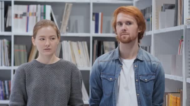 Portrait de couple regardant Eachother et souriant — Video