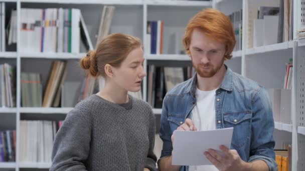 Coéquipiers créatifs occupés à faire de la paperasserie au bureau, discuter du projet — Video