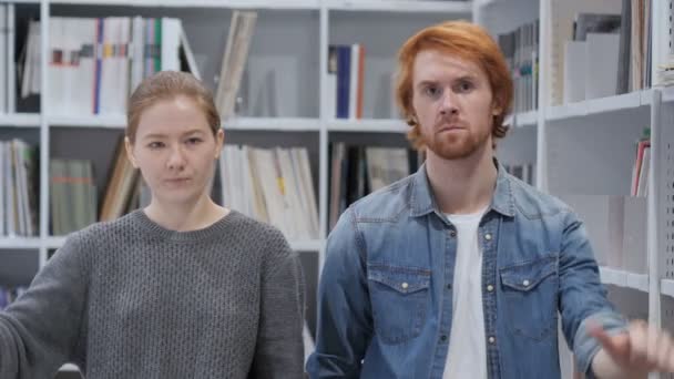 커플, 남자와 여자 사무실 초상화에 의해 거절 — 비디오