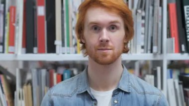 Office erkekte sakal zafer işareti