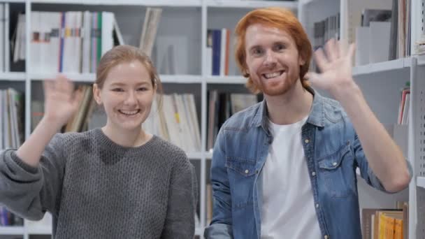 젊은 부부, 웹캠 보기에 의해 온라인 화상 채팅 — 비디오