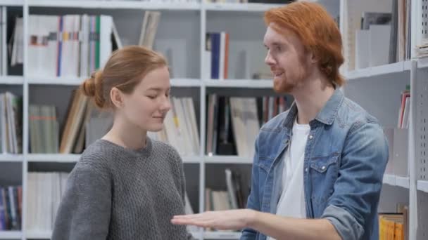 Feliz Hombre y Mujer Haciendo Gesto de Promesa en la Oficina — Vídeos de Stock