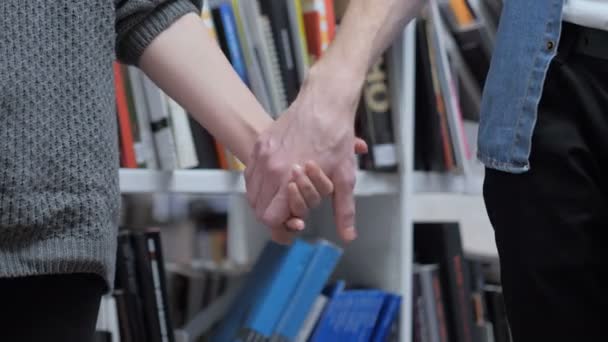 Casal jovem segurando a mão um do outro no amor, close-up — Vídeo de Stock
