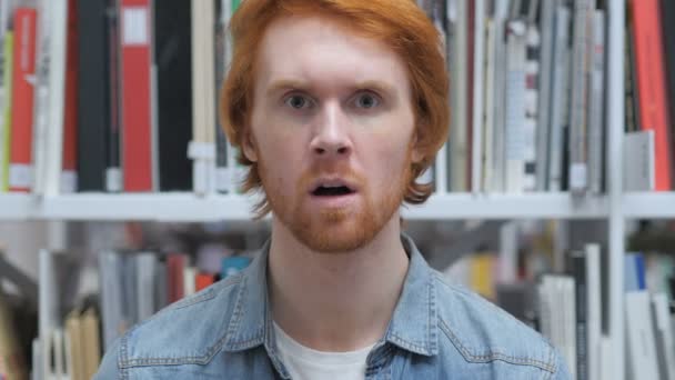 Schockierter, fassungsloser Mann mit roten Haaren — Stockvideo