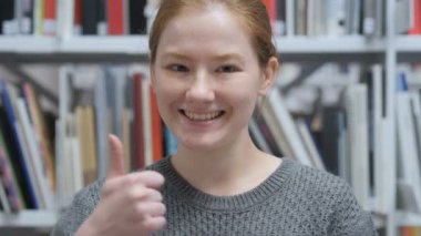 Başparmak yukarıya genç kadın, evde olumlu hareketi tarafından