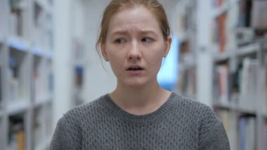 Üzgün genç kadın duygu üzgün ve sorunları hakkında düşünme