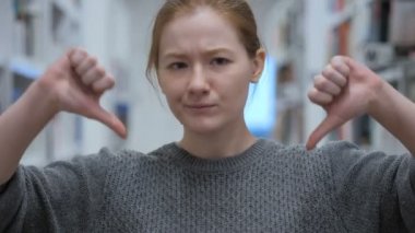 Başparmak aşağı Cafe genç kadın tarafından