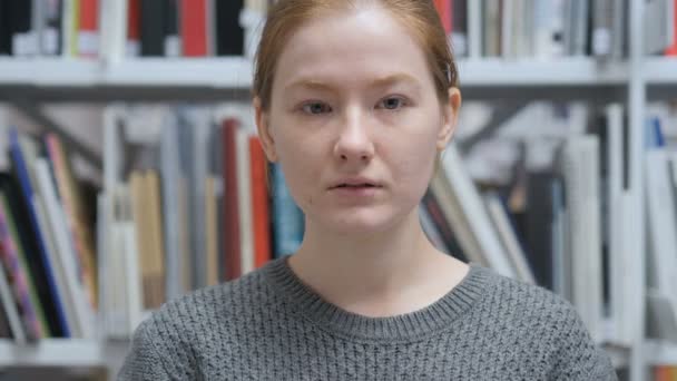 Retrato de una joven sentada y relajada — Vídeos de Stock