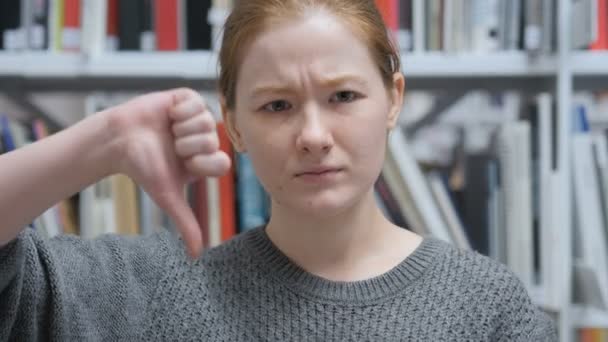 Polegares para baixo por Feminino, não gostando e rejeitando em casa — Vídeo de Stock