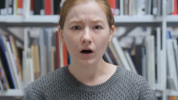 Portret van geschokt jonge vrouw, benieuwd en verbaasd — Stockvideo