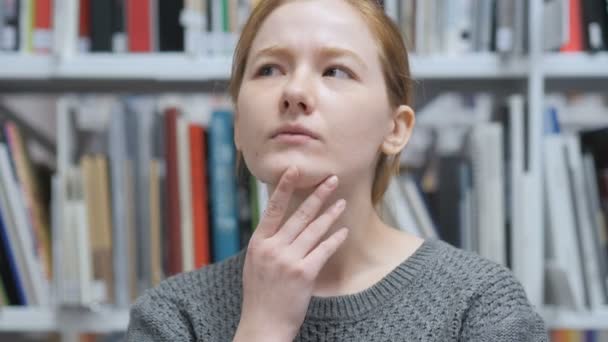 Tänkande fundersam kvinnliga sitter hemma, Brainstorming — Stockvideo