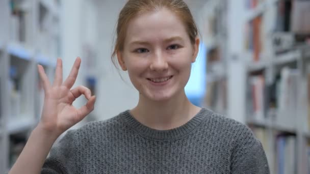 年轻女子的画像在咖啡馆的手势好标志 — 图库视频影像
