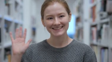 Merhaba, genç kadın için karşılama Cafe'el sallayarak