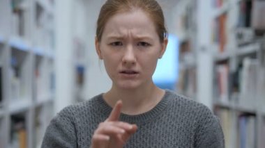 Sevmeme ve Cafe teklifi reddetmek genç kadın